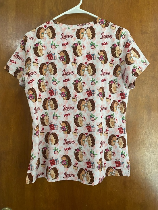S Women scrub top “Prints by Maevn” Pink Hedgehog - Picture 5 of 5